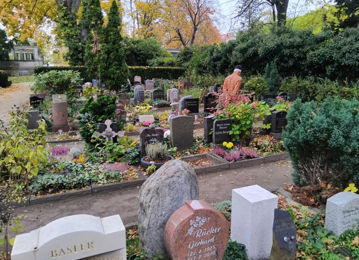 Bepflanzte Grabstätten auf dem Dorotheenstädtischen Friedhof