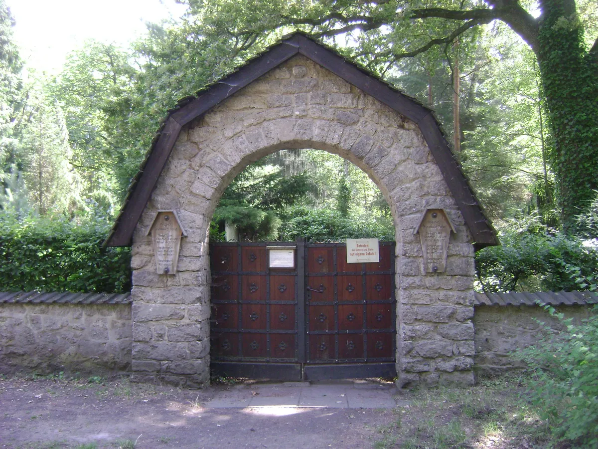 Eingangstor des Friedhofs Grunewald-Forst mit Besuchshinweis